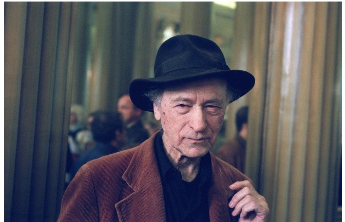 Jonas Mekas per P.P.Pasolini apdovanojimų įteikimą Paryžiuje (1997 m.) ©Getty Imagines